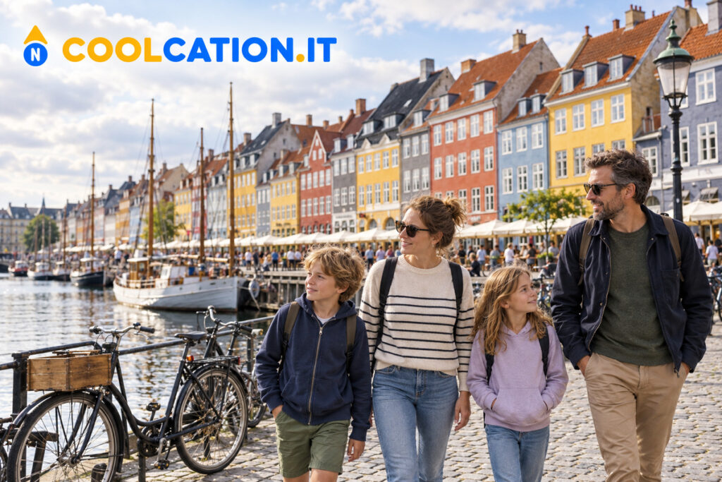 Famiglia passeggia lungo Nyhavn a Copenaghen in una giornata estiva