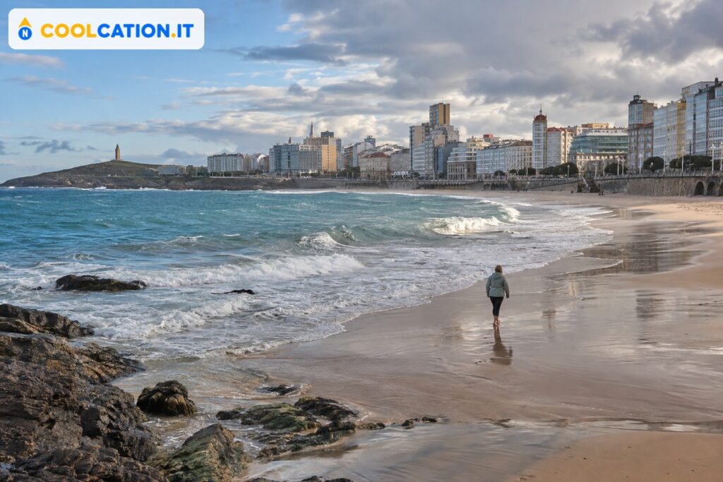 Viaggiatrice sulla spiaggia di Riazor con la baia urbana di A Coruña