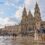 Coppia passeggia in Praza do Obradoiro davanti alla Cattedrale di Santiago de Compostela