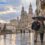 Coppia over 50 con ombrello sotto i portici di Santiago de Compostela