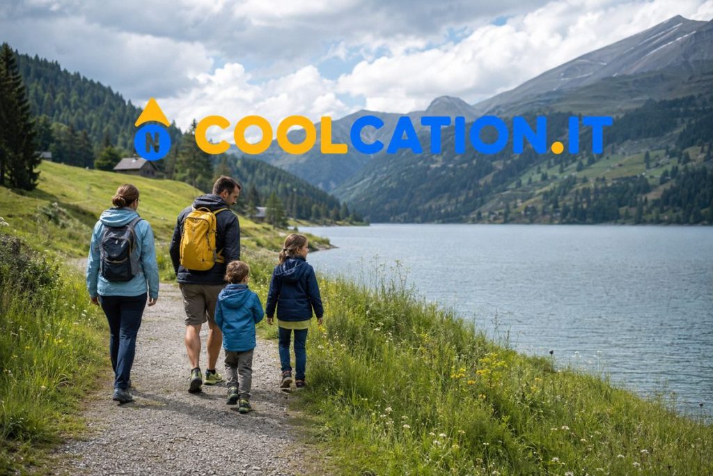 Famiglia con due bambini passeggia lungo un lago alpino durante una vacanza al fresco